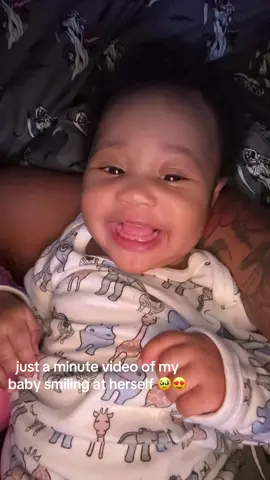 she was so happy looking at herself 🥹🥹😍😍 #babiesoftiktok #blowthisup #happybaby #breastfed #viral 