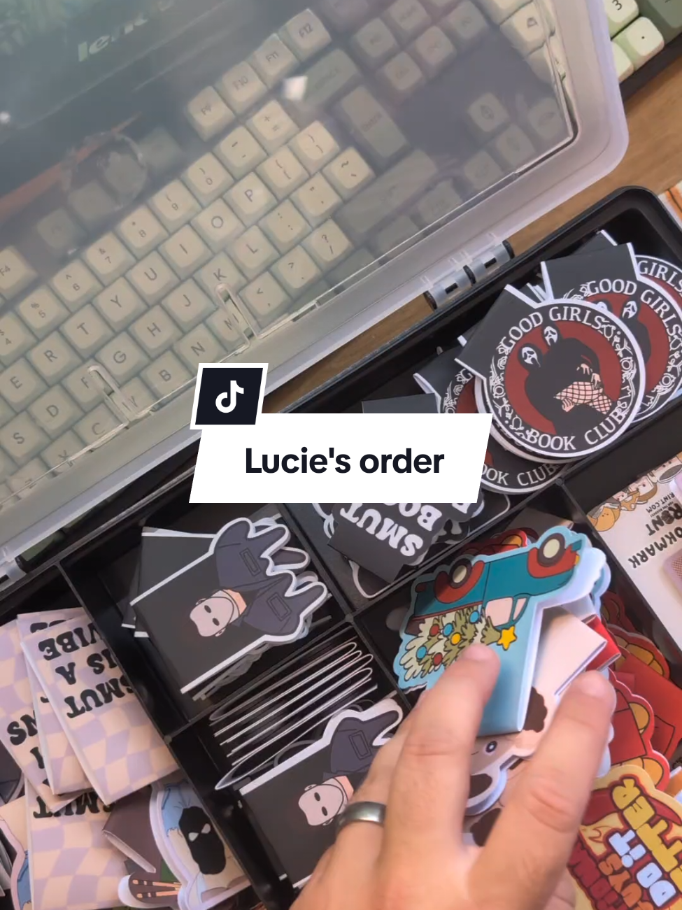 packing Lucie's order 🤭 #BookTok #bookmarks #bookish #smallbookishbusiness 