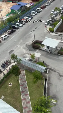 Salam bro.. bukan apa .. ni makanan . Benda basic ja. Letak kt guardhouse .memang kalau hantar makanan tempat lain pun encik bro letak kt longkang ke ? Pikir logik la. Serius cakap benda ni tak ptut berlaku .. sebab ni makanan!! Dan mcm mana pola pemikiran otak kau berfungsi untuk push diri kau letak makanan di longkang !!!???  Padahal guardhouse brapa inci je tepi tu..selalu saya oder panda semua ok xda msalah apa. Grab kadang2 ja.cuma dh lama x guna grab. Kali ni saya try la. Kalau ada kucing ka . Anjing ka .mcm mna ? Tak boleh pikir ka benda basictu. Aku ni takdak lagi kejam sangat . Aku faham macam mana susah cari makan .. aku x spill no plate moto ko.. aku x report koo.. cuma aku terkilan sikit . Nextime tolong hati2 sikit lah bro.. aku jaga aib ko.. kang report tak running plak grab ko.. kesian kt ko jgk . Aku xkejam mcm tu.. serius cakap aku betul barai sikit r mood makan.. #grabfood #grab #food #foodgrab #fyp 