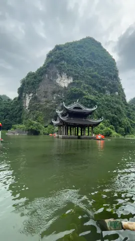 Ngồi hàng tiếng trên thuyền ngắm cảnh không thấy chán.#trangan #ninhbinh 