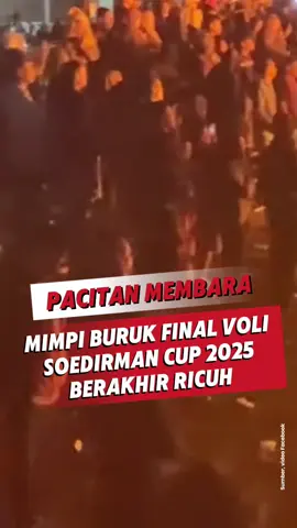 SOLO, PeristiwaSolo.com - Turnamen Bola Voli Soedirman Cup 2025 yang digelar di Kecamatan Nawangan, Kabupaten Pacitan, Jawa Timur, berakhir ricuh pada Sabtu (6/9/2025) malam. Praktis, apa yang seharusnya menjadi malam puncak penuh kemeriahan justru berubah menjadi mimpi buruk.  Ribuan pasang mata yang awalnya antusias menyaksikan laga final, justru disuguhi pemandangan yang memalukan dunia olahraga daerah.  Informasi yang dihimpun, pertandingan final yang ditunggu-tunggu ini sejak awal sudah menyedot perhatian publik. Stadion penuh sesak oleh ribuan suporter dari berbagai wilayah. Namun, suasana panas berubah semakin liar ketika sebuah keputusan kontroversial wasit yang menggunakan VAR (Video Assistant Referee) dinilai tidak adil bagi salah satu tim. Bukannya meredam, keputusan itu malah memicu gelombang protes dari tribun penonton. Teriakan bernada kecewa hingga hujatan memenuhi arena. Namun, pemicu utama amarah massa datang dari kekecewaan lain yang jauh lebih besar. Puncaknya, penonton mulai tak terkendali ketika menyadari bahwa janji panitia untuk menghadirkan bintang voli nasional seperti Rivan Nurmulki dan Dimas Saputra ternyata hanya omong kosong. “Yungalah kapusan brosur. Teteg2men ngapusi panitiane kie,” ungkap akun @highficelulu di akun Instagram RepostWonogiri, Minggu (7/9/2025).  Kekecewaan berubah menjadi amarah membara. Penonton mulai melempar botol dan kursi, bahkan ada yang menyalakan api di sekitar lapangan. Rekaman amatir yang beredar di media sosial memperlihatkan situasi benar-benar kacau. Botol air mineral berterbangan, asap hitam membumbung, teriakan histeris bercampur kepanikan ribuan orang. Aparat keamanan yang berjaga terpaksa turun tangan menenangkan massa. Namun, kericuhan sudah terlanjur membesar dan menyebabkan kerusakan parah pada fasilitas stadion. Hingga kini, belum ada laporan resmi mengenai jumlah kerugian maupun kemungkinan adanya korban luka. Turnamen yang seharusnya menjadi ajang kebanggaan dan pesta rakyat kini menorehkan luka dan catatan hitam dalam sejarah olahraga Pacitan. Banyak netizen menyayangkan lemahnya manajemen dan mendesak adanya evaluasi serius agar hal memalukan ini tidak terulang. Soedirman Cup Pacitan 2025 kini dikenang bukan karena prestasi atau kemeriahan, melainkan karena kericuhan besar yang mencoreng wajah olahraga di Jawa Timur. Selengkapnya hanya di portal berita dan informasi PERISTIWASOLO.COM  #peristiwasolo #solo #informasi #soedirmancup #voli 
