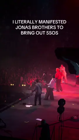 THEY DID THAT FOR ME #jonasbrothers #5sos #5secondsofsummmer #joejonas #lukehemmings @Michael Clifford @Calum Hood @Jonas Brothers @joejonas @Ashton irwin @Kevin Jonas 