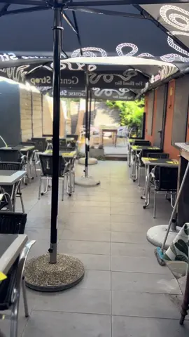 ☀️ Ce midi, c’est déjà le dernier service de la Braderie chez Monsieur Céd ! Vous êtes nombreux à venir, et ça nous fait chaud au cœur 🥰 Au programme : notre menu braderie qui a déjà régalé pas mal de monde 🦪🍟🍖 Et en plus… miracle : il fait beau dans le Nord 🌞 (oui oui, c’est pas une blague 😅). On termine en beauté avec vous, alors qui vient profiter ? 🎉 📍 998 avenue de Dunkerque, 59160 Lomme 📞 Réservations : 07 85 10 70 15 / 03 28 45 92 40