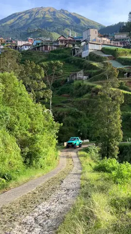 Serunya naik jeep di Kaliangkrik Magelang😍 . . . . . #magelang24jam #JeepKaliangkrik #jeepwisatajateng #ViewGunung #WisataAlam 