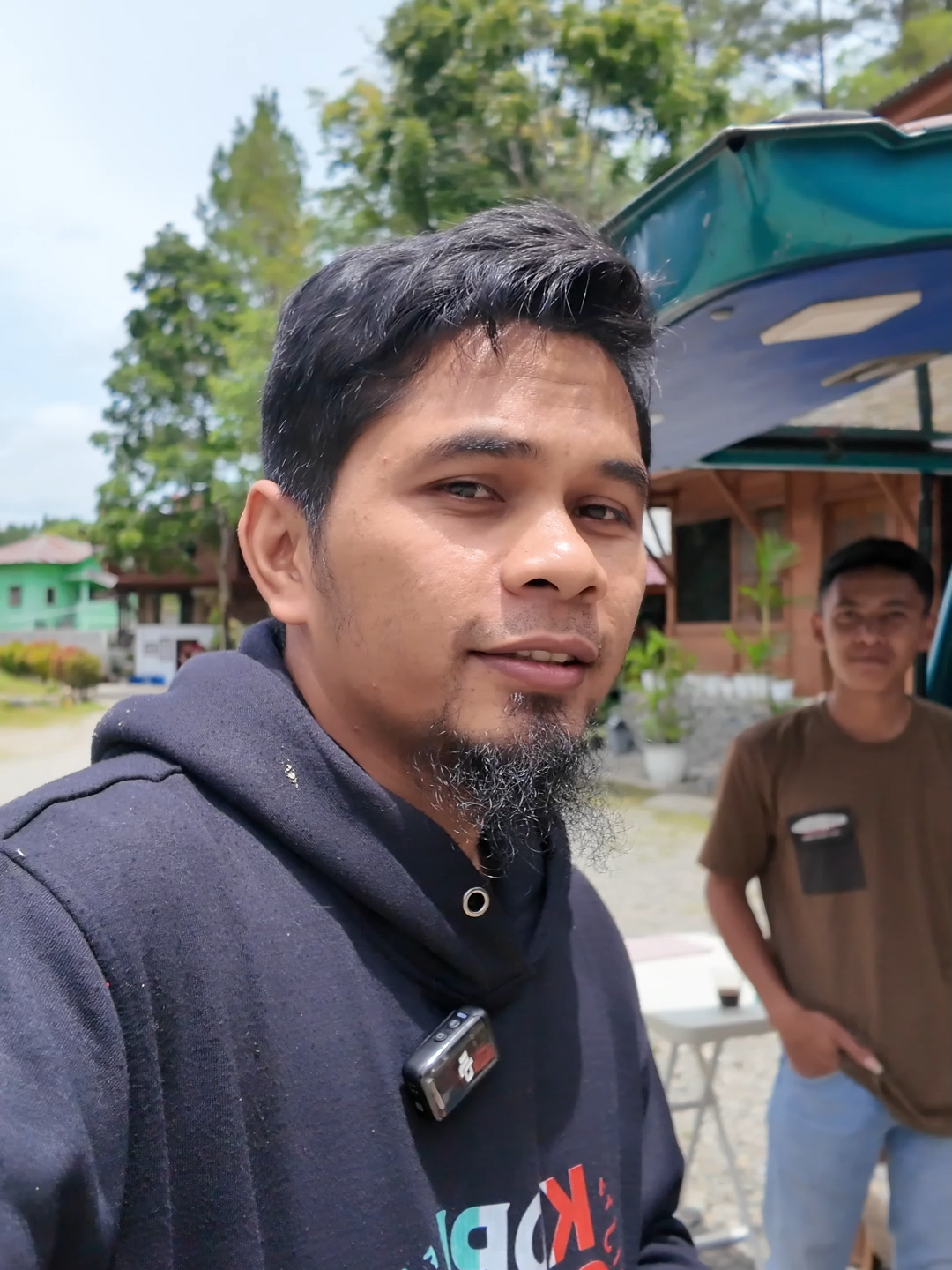 ya kira-kira ya jualan kopi di pinggir Jalan seperti ini atau di tempat wisata itu menu yang favoritnya yang paling banyak diminati itu apa nih kita tanya langsung sama penjualnya nih apa bang kira-kira yang paling banyak dipesan di sini sanger panas sama black sanger panas sama black ya termasuk sanger dingin juga sanger dingin sanger dingin sanger panas sama black iya ini sanger nih ya sanger sanger panas guys iya jadi kalau teman-teman berkunjung nih ke Kota takingon ya cobain sanger dari bank ubay ya kan bang uba ya apa nama kopinya bang di zero cafe zero cafe zero cafe biasanya mangkalnya itu di uning ya bang ya di ya Sabtu minggu kita mangkal di sini Sabtu minggu di tempat wisata namanya uning teman-teman searching aja nih kalau ke takengon ya uning nanti cari yang namanya itu zero kopi zero kopi ya mobilnya seperti ini guys ya enak nih cobain kopinya dari bang ubay ini ya kan seruput dulu bismillah #kopi #kopigayo #aceh #gayo #kopisanger