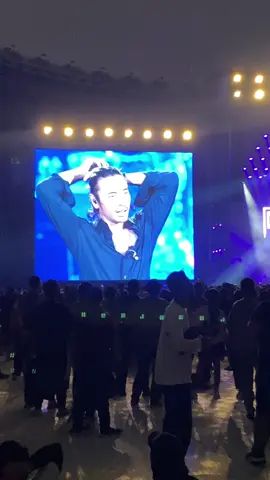 Dewa 19 feat Marcello Tahitoe - Aku Disini Untukmu . Mohon maap ni babang ello, salfok bener sama elu bang lg ngiket rambut. Ciwiciwi pd brutal bgt diatas teriaknya hahaha. Bisa kaga ngiket rambutny mundur belakangan dikit gitcuuh 🤣🤣 #dewa19allstars2025 #dewa19allstars2025gbk #konserdewa19 