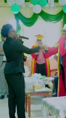 Waa maraykan qudha.@Mahamed maame #farhangahnoug 