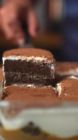 الدولتشي كيك ذي حتنسيكم اي دولتشي كيك قد اكلتوه من برا 🍰 ✨. المقادير :  علبة قشطة حليب مكثف  ظرف ويب كريم  جبنة كريمية مارفيلو من المراعي  كيك تشوكلت قهوة للتشريب  صوص كراميل بودرة الشوكولاته  لقوام كريمي افضل استعملت جبنة كريمية مارفيلو من المراعي  @Almarai - المراعي 