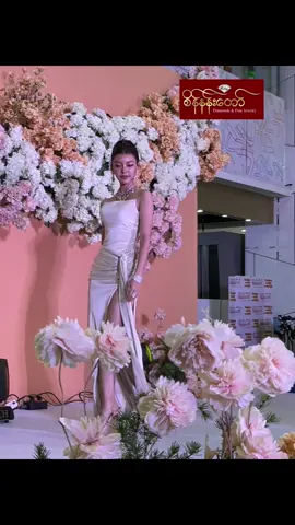#စိန်နန်းတော်နဲ့မိမိုက်နေသောသဲသဲလေး#🥰🥰🥰 #စိန်ဆိုရင်စိန်နန်းတော် #seinnandawjewelry 