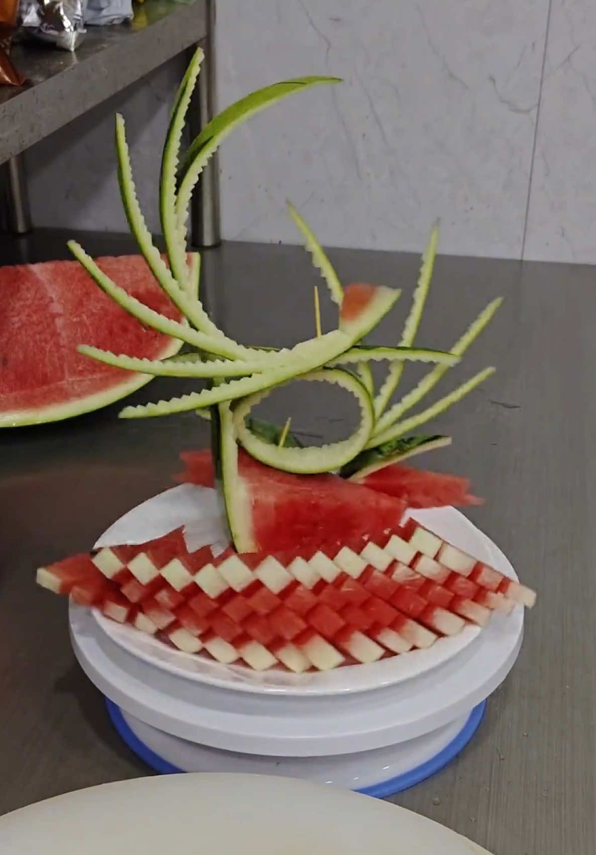 Carving a plate decoration from watermelon rind#fyp #skills #chef #creative #amazing 