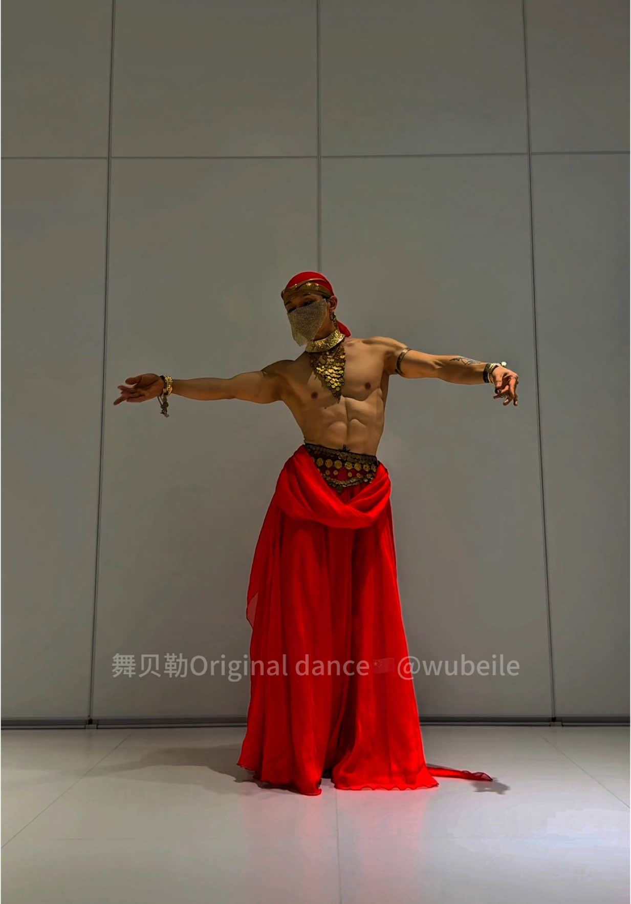 I like the red and gold.#bellydance #dance #肚皮舞 #东方舞 #肌肉 #腹肌 #muscle 