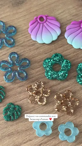 Emballer vos commandes est un de mes moments préférés 😍 j’adore voir vos sélection de pampilles et vos associations de couleur qui sont toujours sublimes 😍🤌🏻 #bouclesdoreilles #commande #accessoires #coquette #bijoux 