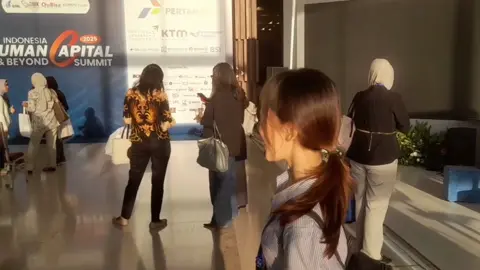 Indonesia Human Capital & Beyond Summit 2025 (2-3 September)! 🌟 Dari sesi yang super beragam, kita belajar banyak tentang pentingnya Digital Competency dan AI yang lagi hype banget di dunia kerja, Sustainability & Green Human Capital buat masa depan yang lebih hijau, kepemimpinan yang bikin budaya organisasi makin solid, sampai Wellbeing & Engagement yang ngebantu jaga mental dan produktivitas karyawan. 💼✨ Nggak cuma itu, insight tentang Human-Centric HR Tech, Personal Fitness Skill, dan Talent Management Landscape bikin kita makin sadar betapa pentingnya mempersiapkan SDM yang unggul buat masa depan. 🙌 Big shoutout buat IHCBS, Rektor Universitas Bhayangkara Jakarta Raya, dan Dekan Fakultas Psikologi Universitas Bhayangkara Jakarta Raya atas support dan kesempatannya. Special thanks juga buat tim solid kita: Salman Alqifari, Nazelin Maura Zahra, Annaas Bahtyar Roby, Ignatius Okta Tricahya Frannes, dan Nadia Khalishah Fitri #IHCBS2025 #HumanCapital #UBJ #PSIUBJ #PSIKOLOGI 