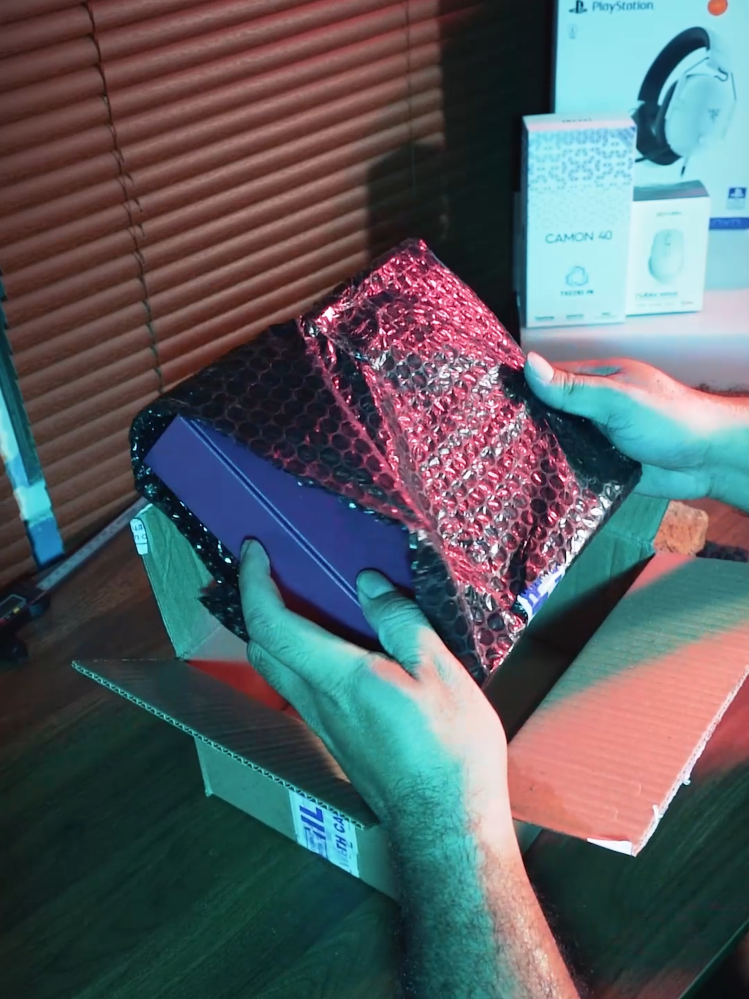 Unboxing V60 yang jadi batu. Barang yang dikirim batu, saya content creator, memang rencana saya buat dibikin content ini hp, dan saya unboxing cut to cut karena untuk content unboxing HP, tapi saat dibuka ternyata batu....