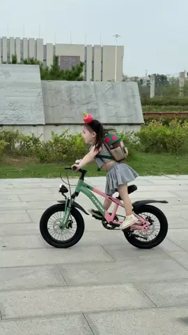 她是真的好快乐啊😂😂😂#萌娃#可爱#骑行日常#放学后的快乐#小朋友的快乐很简单