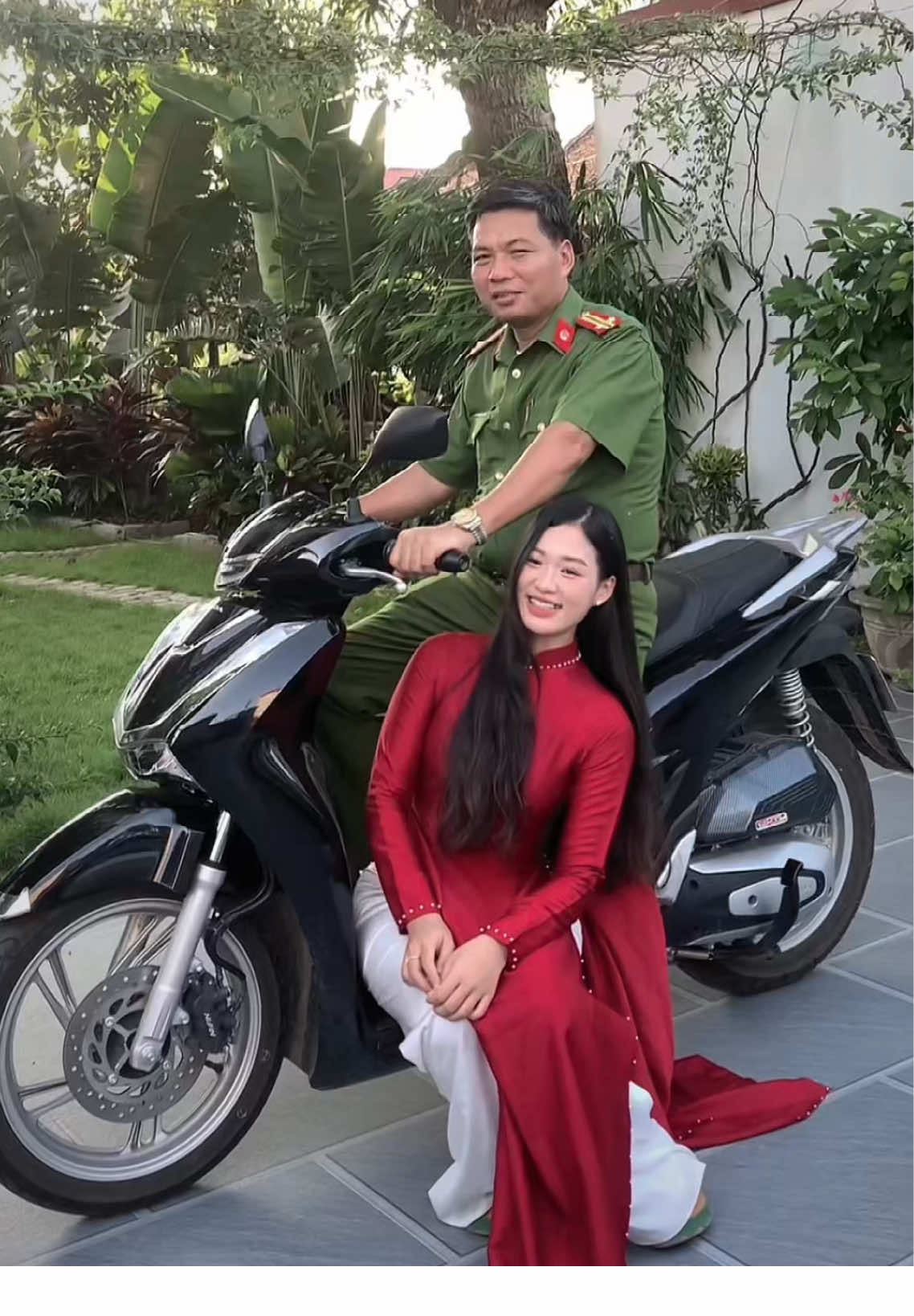 Chuyện là vậy đó -))) bố bảo mình là chuyển kiếp của khứa kia 😀