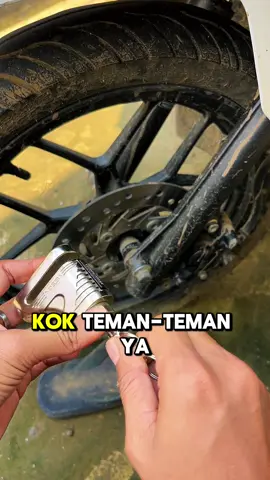 💪 Baja tebal + kunci anti-duplikat = perlindungan ekstra untuk motor kesayanganmu. #gembokmotor #gembokcakram #antimaling #gembokbaja #otomotif 