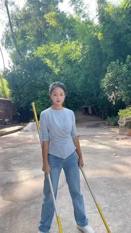 Cuộc sống sẽ không thay đổi vì những lời phàn nàn của bạn, nhưng bạn có thể thay đổi bản thân để thích nghi với cuộc sống #anhtrungofficial 