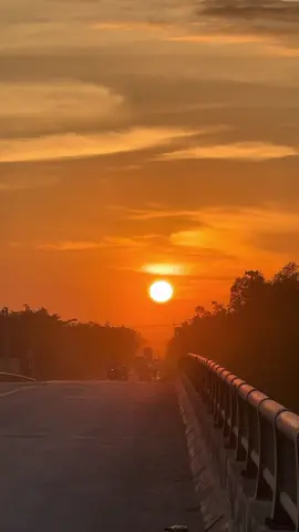 Ta học cách tự ôm lấy mình, trở thành sự vỗ về mà bản thân hằng khao khát, tự thì thầm lời hy vọng khi không ai khác làm điều đó cho ta. Dần dần, ta hiểu rằng sự kiên cường không ồn ào hay phô trương; nó là sự lặng lẽ thách thức, là quyết tâm không để gánh nặng cuộc đời nghiền nát hoàn toàn.#xhuongtiktok 