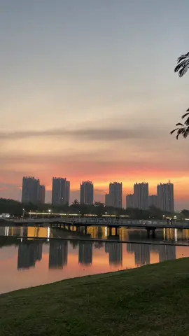 Senja yang indah membutuhkan langit yang berwarna✨ #cikarang #meikarta 