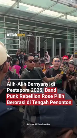 Rebellion Rose Orasi di Panggung Pestapora 2025 Bukan musik yang mereka bawakan, melainkan orasi lantang. Band Rebellion Rose memilih menyuarakan sikap politik di atas panggung Pestapora 2025. Vokalis Fyan Sinner menolak tampil bernyanyi sebagai bentuk protes atas keterlibatan PT Freeport Indonesia sebagai sponsor festival. Dalam orasinya, Fyan menyinggung: * Eksploitasi alam Papua & pencemaran lingkungan * Dugaan pelanggaran HAM dan konflik dengan masyarakat lokal Ajakan untuk terus mengawal tuntutan transparansi, reformasi, dan empati di tengah situasi Indonesia yang “tidak baik-baik saja” Fyan juga menegaskan sikap Rebellion Rose adalah bentuk solidaritas untuk hak-hak buruh, sekaligus mengingatkan penonton untuk tidak menyalahkan band lain yang tetap tampil. “Kami tidak bisa tinggal diam melihat pencemaran lingkungan dan penderitaan masyarakat lokal. Ini langkah terbaik yang bisa kami ambil,” ujar Fyan. - Kunjungi website dengan klik link di bio atau download aplikasi di AppStore dan Google Play Store. #inilahNews #InilahCom #TitikTengah #TitikCerah #RebellionRose #Pestapora2025 #Freeport #MusikDanPerlawanan #Solidaritas