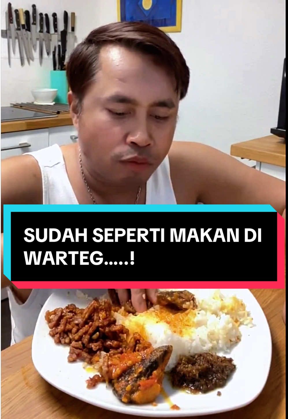 Enak banget, Bener bener serasa makan di Warteg padahal ini di Jerman, Komplit ada Dendeng Balado, Tempe Oreg sama Bebek Madura meskipun tinggal Bumbunya doang. Sayang Kerupuknya berminyak banget. #makan #makanan #makananviral #mukbangeatingshow #makananpedas 