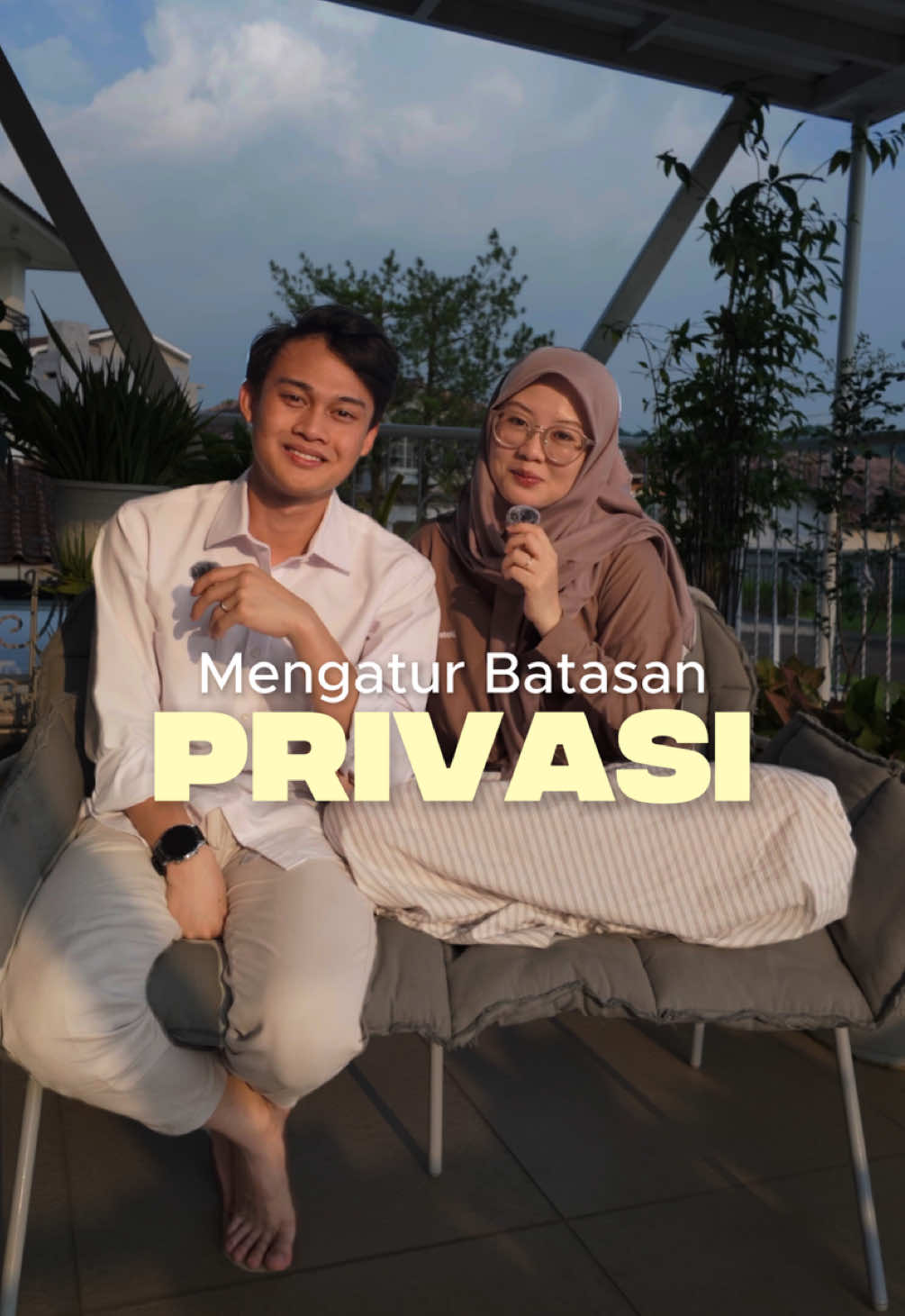 Salah satu kunci terjaganya hubungan adalah kepercayaan terhadap satu sama lain, jadi kita mencoba untuk selalu terbuka dan selalu melibatkan pasangan dalam segala hal