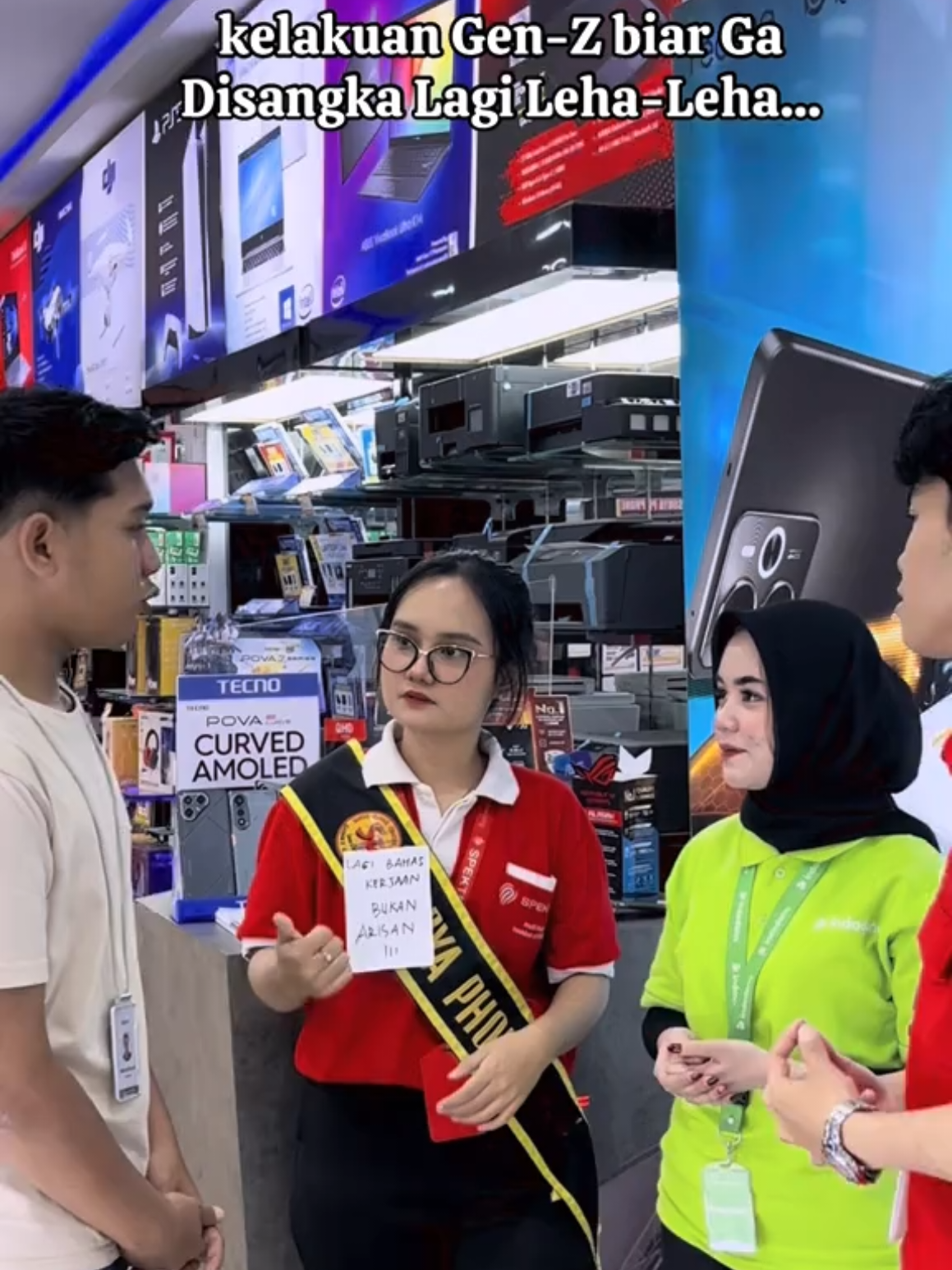 Walaupun kami terlihat santai tapi sebenar nya kami lagi kerja kok🙂🫵🏻  #suryaphoneagussalim #suryaphonesamarinda #samarinda #distributorhpsamarinda 