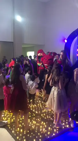 🎉🐉 Festa com o Dragolino é pura alegria! ✨🔥 O sorriso das crianças 😍, a emoção dos papais e mamães 👨‍👩‍👧‍👦 e a felicidade de toda família se unem em um momento único e especial 💖. O mascote mais amado do Brasil chega trazendo carinho, diversão e lembranças que ficam para sempre no coração 💫🙌. 🙏 Obrigado, meu Deus, por me dar a chance de espalhar amor e fazer parte de tantas histórias lindas. Com o Dragolino, cada aniversário é inesquecível! 🐉❤️🎂 Texto: Paulo Marcos Dragolino #Dragolino #MascoteMaisAmado #FestaEspecial #AlegriaDasCrianças #FamíliaUnida 