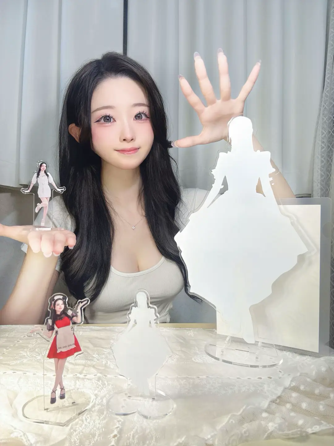 ​9月14日のイベントまで1週間になりました❣️🎪 握手＆トーク券（3000円） 握手＆トーク、サイン入り生写真に名入れ手渡し券（8000円） を購入してくれた方は、無料でチェキ撮影もできます📸 チェキ撮影は数量限定‼️ チケットを早く買ってくれた人から撮っていくよ！📸 チケットに整理券番号がつくから、撮りたい人は早めに購入してね🎫♡ ​それから❕ 女子優先でツーショットのTikTok撮影もできちゃうよー！♡無料♡ (男子も撮れます！希望者が多い場合は抽選！） ​この先またイベントをする予定がないので 私に会いたいよ！って思ってくれてる方は 絶対に来てほしいです😭💖待ってます💞 ​【写真のグッズ🧸】 ドレスは当日までのお楽しみなので、非公開です！ アクリルスタンド小（1500円） アクリルスタンドBIG（7000円） ドレス生写真（非公開予定ショット）（1000円） ※現金での購入になります🙇🏻‍♀️‪‪ 【支払いについて】 ​イベントの前日と当日は、チケットのコンビニ払いが利用できません！２日前までに入金をお願いします！ ※クレジットカード払いは当日まで可能です🙇🏻‍♀️‪‪