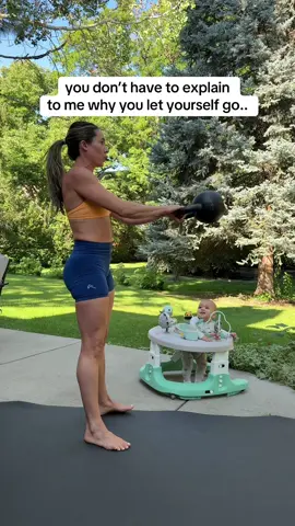 🔗 in my bio to get started! First week is fr33, I gotcha mama 💪🏻 #workoutsforwomen #kettlebellswings #fitmom #kettlebell #fatloss 