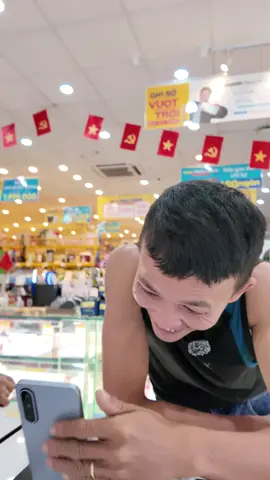 Cảm ơn Dì mua cho tui con điện thoại mấy Chục Củ 😂#Giađìnhnhànhânjp #vochongnhanhanjp #Giađìnhtiểubối 
