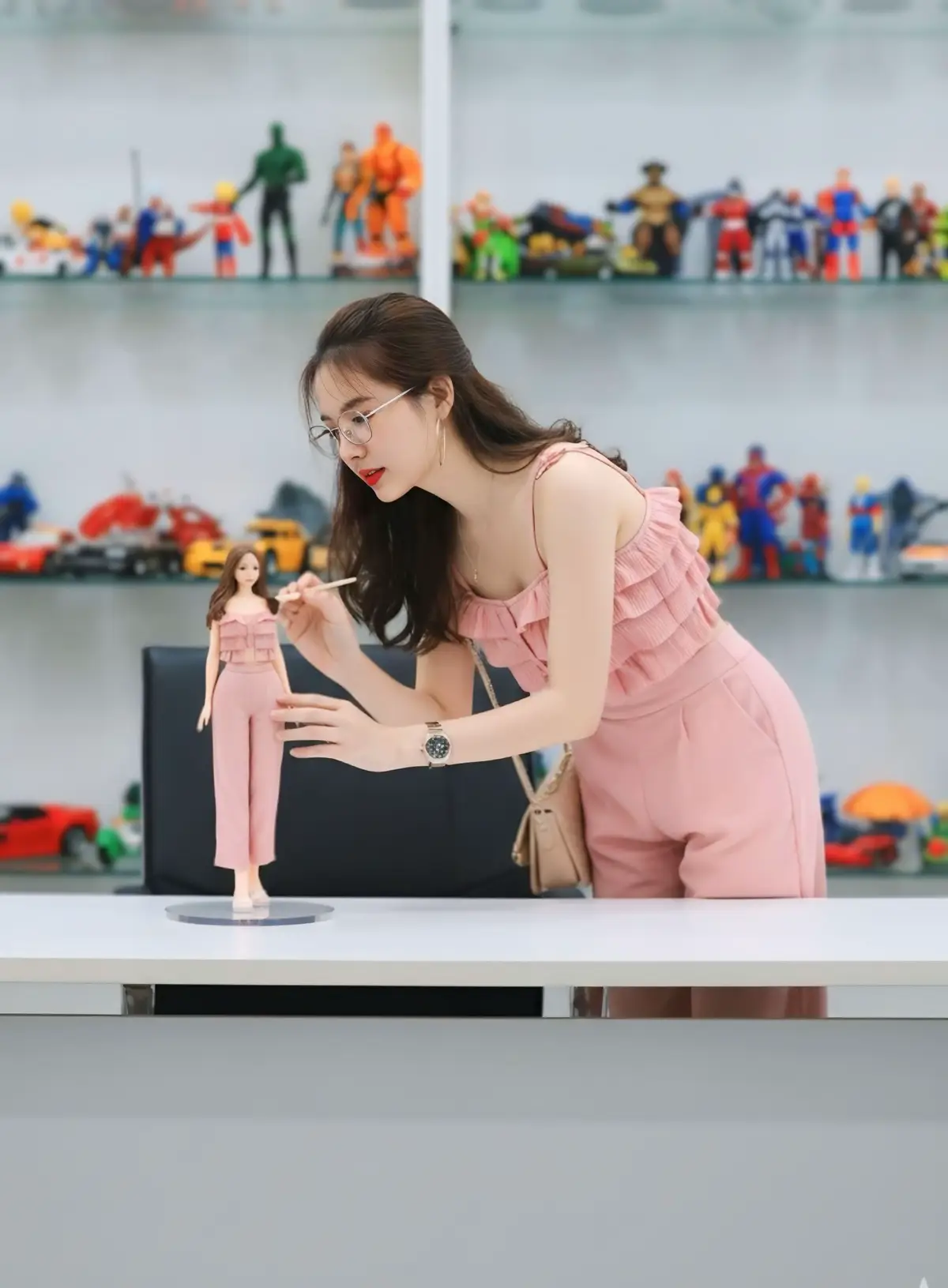 𝐁𝟏: Vào Gemini tải ảnh lên  𝐁𝟐: Nhập câu lệnh sau   BCreate a 1/7 scale commercialized figurine of (the character in the picture) , realistic style, in a real environment. Figurine placed on a computer desk. has a round transparent acrylic base. Next to the desk is the real person in the picture, in the real life size with the same attire as in the picture and the figurine, cleaning the figurine carefully with a fine brush. in a modern styled studio room, brightly lit. With some collection of toys and action figures in the background.#hot #thinhhanh #hottrend #ai #giaovien 
