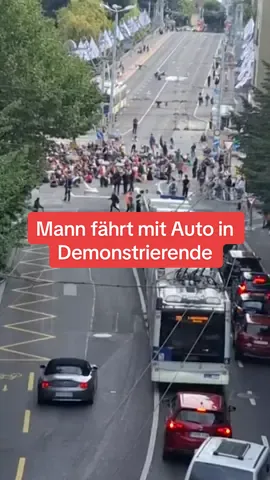 An einer Pro-Palästina-Demonstration in Lausanne ist am Samstagabend eine Person mit einem Auto in eine Menschenmenge gefahren. Dabei gab es zwei Leichtverletzte. Zum Motiv des Autofahrers wollte sich die Polizei auf Anfrage der Nachrichtenagentur Keystone-SDA nicht äussern. Zuvor hatte sie angegeben, die Person im Auto sei scheinbar beim Anblick der Menschenmenge in Panik geraten. Der Fahrer flüchtete vom Unfallort, wurde später aber festgenommen. #lausanne #demonstration #srfnews #news #srf