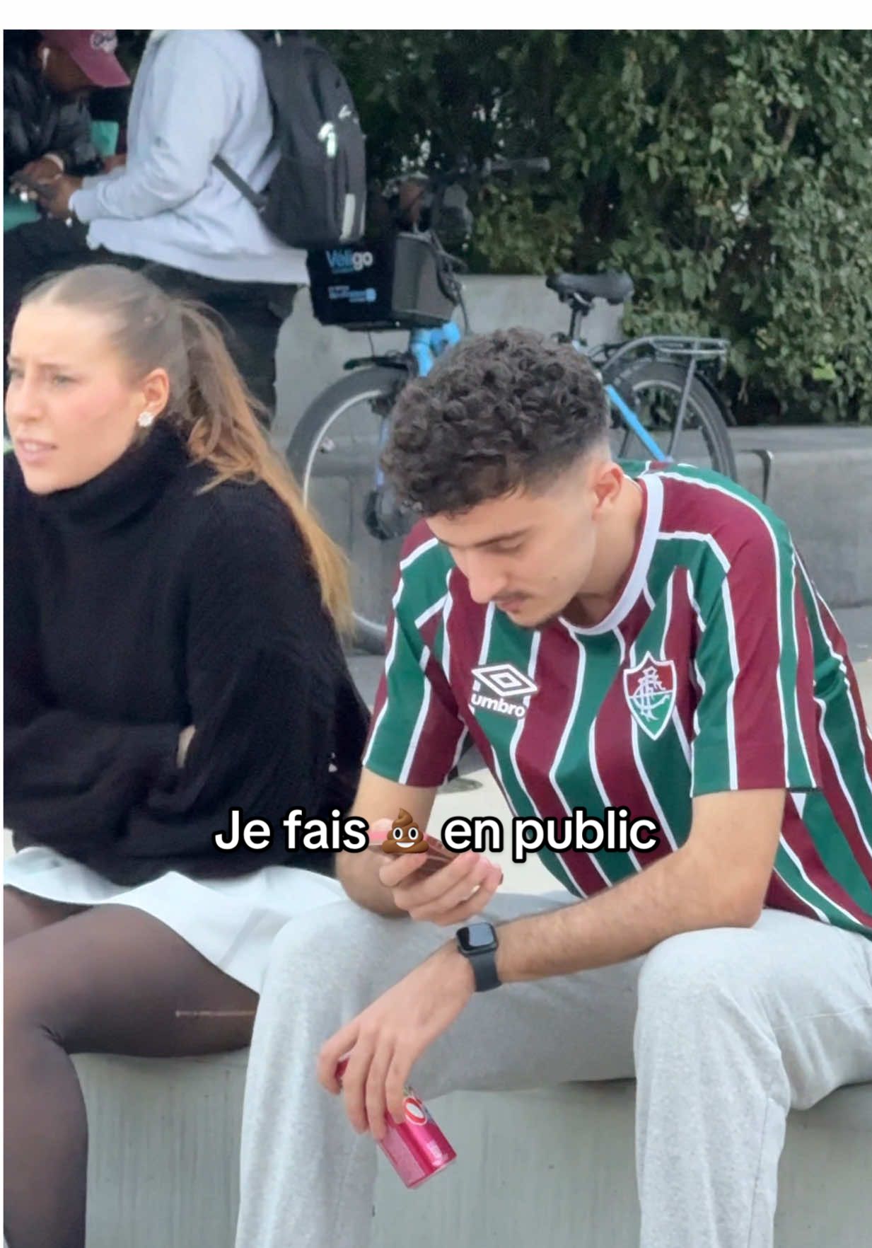 Prank petit accident 💩 devant des inconnus #prank #cameracachée 