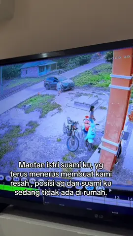 Berasa rumah sendiri , dan seolah masih menjadi istri sahh , 5 tahun cerai dgn suami ku hingga detik ini dia msh belum berdamai dengan keadaan😩rmh ini bangunan aq dan suami ku dari noL , tidak ada hak sama sekali