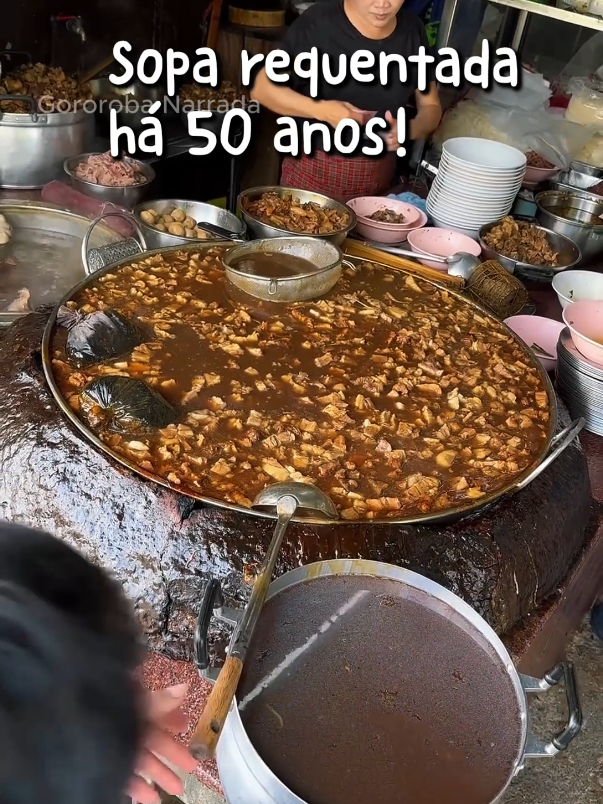 A sopa Tailandesa que é requentada há 50 anos, teriam coragem? #streetfood #Foodie #GororobaNarrada #thailandfood 
