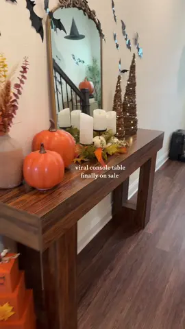 The most beautiful console table pulled the whole room together! 🍂 #homedecor #consoletable #decorinspo #Home 