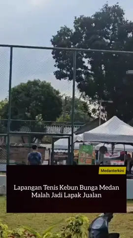 Sorotan publik tertuju pada Lapangan Kebun Bunga Medan setelah salah satu sarana olahraga di kawasan tersebut, yakni lapangan tenis, dialihfungsikan menjadi area lapak UMKM pada Minggu (7/9). Alih fungsi ini menuai tanda tanya lantaran fasilitas olahraga yang seharusnya dimanfaatkan masyarakat justru dipenuhi tenant-tenant pedagang. Menjawab hal ini, Kepala Dinas Pemuda dan Olahraga (Dispora) Kota Medan, H. Tengku Chairuniza, S.Sos, MAP, memberikan klarifikasi. Ia menyebut kondisi lapangan tenis saat ini belum dapat digunakan karena sisi list lapangan telah dicor sehingga dinilai berbahaya bila dipakai berolahraga. “Lapangan tenisnya masih belum siap digunakan karena listnya dicor sehingga bahaya bagi masyarakat. Terkait pedagang di situ, sebenarnya mereka adalah pedagang bawaan Event Organizer Event Taekwondo. Mereka juga tetap membayar retribusi penggunaan lapangan tenis langsung ke Bank Sumut,” ujar Chairuniza. Lebih lanjut, ia menegaskan keberadaan pedagang di lapangan tenis bersifat sementara. “Pedagang ini hanya selama event beberapa hari ini saja,” tambahnya. Kendati demikian, fenomena ini tetap menuai kritik dari masyarakat yang menjadikan Lapangan Kebun Bunga sebagai pusat aktivitas olahraga. Mereka mempertanyakan kebijakan Dispora yang seolah mengesampingkan fungsi utama sarana olahraga dengan membuka ruang bagi kegiatan komersial. Publik berharap langkah sementara tersebut tidak menyalahi aturan yang berlaku serta tidak menjadi preseden buruk bagi pengelolaan sarana olahraga di Kota Medan. Lapangan olahraga, menurut mereka, seharusnya dikembalikan pada tujuan utamanya: mendukung masyarakat untuk berolahraga, bukan berjualan. #medaterkini 