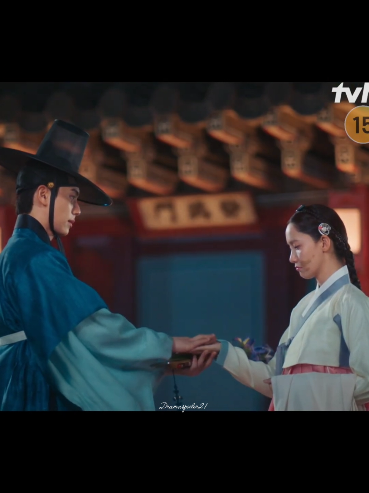 Mangunrok bener2 dibuat Lee Heon untuk Jiyoung  Norigae kupu-kupu yg diam-diam dibeli Lee Heon  Bunga Iris ungu dari Jiyoung, dia tulis di buku mangunrok  #bonappetityourmajesty #leechaemin #yoona 