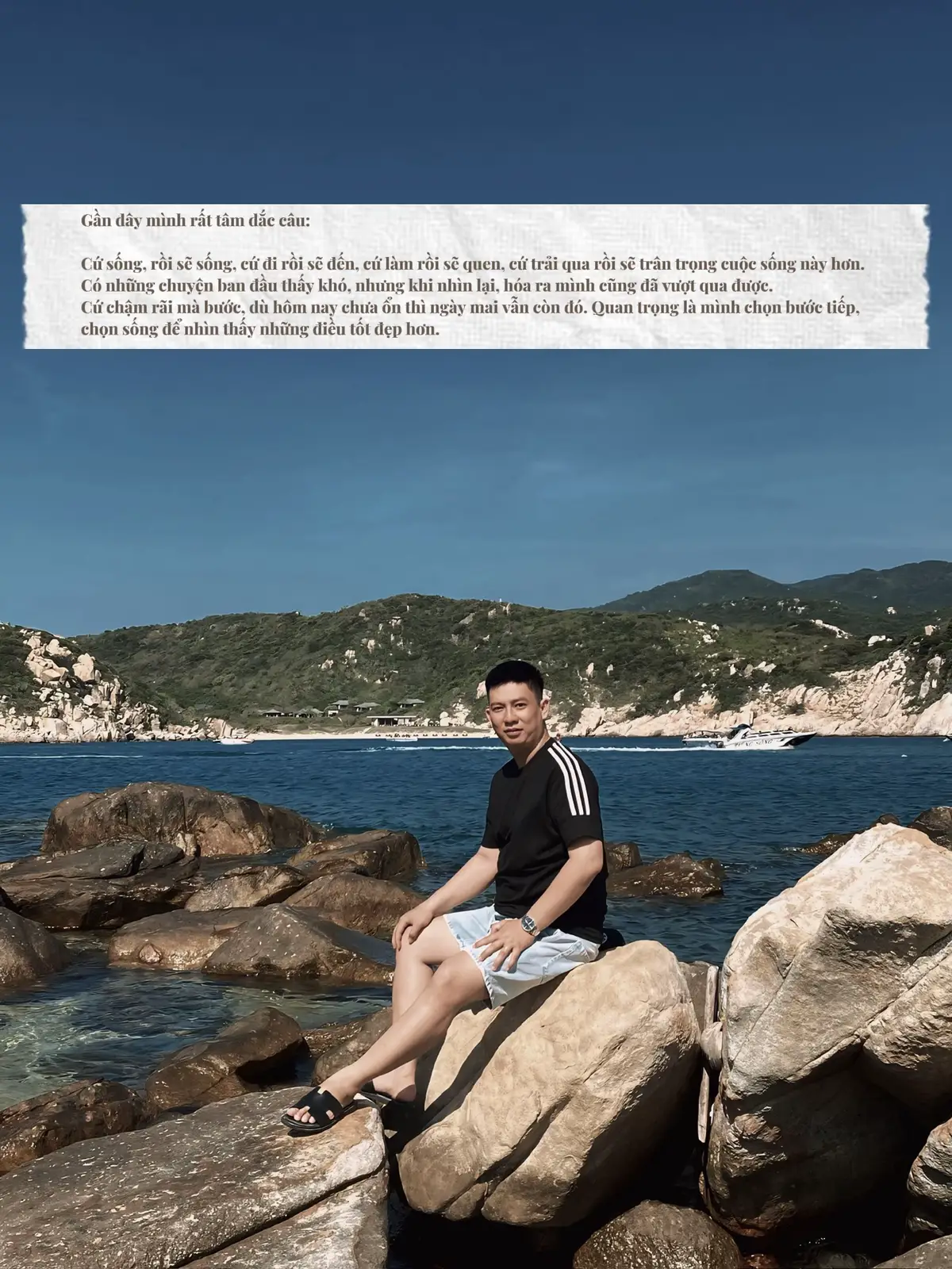 Gần đây mình rất tâm đắc câu: cứ sống, rồi sẽ sống, cứ đi rồi sẽ đến, cứ làm rồi sẽ quen, cứ trải qua rồi sẽ trân trọng cuộc sống này hơn. Có những chuyện ban đầu thấy khó, nhưng khi nhìn lại, hóa ra mình cũng đã vượt qua được. Cứ chậm rãi mà bước, dù hôm nay chưa ổn thì ngày mai vẫn còn đó. Quan trọng là mình chọn bước tiếp, chọn sống để nhìn thấy những điều tốt đẹp hơn.
