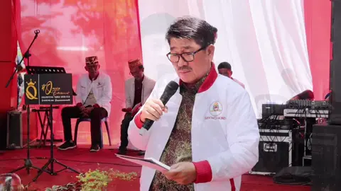 Bupati Lampung Utara Hadiri Pelantikan DPD Perguruan Pencak Silat Adat Asli Lampung Sekinci Kinci Kotabumi, Minggu 7 September 2025 – Bupati Lampung Utara, Dr. Ir. H. Hamartoni Ahadis, M.Si., menghadiri Pelantikan Dewan Pimpinan Daerah (DPD) Perguruan Pencak Silat Adat Asli Lampung Sekinci Kinci Kabupaten Lampung Utara, yang berlangsung di Taman Islamic Center Kotabumi. Kegiatan tersebut turut dihadiri jajaran pengurus pusat dan daerah perguruan, forkopimda, tokoh masyarakat, serta ratusan pendekar dan anggota pencak silat. Pelantikan ini menjadi momentum penting dalam melestarikan sekaligus mengembangkan warisan budaya asli Lampung di tengah masyarakat. Dalam sambutannya, Bupati menyampaikan apresiasi atas kiprah Perguruan Pencak Silat Sekinci Kinci yang tidak hanya berperan dalam menjaga seni bela diri tradisional, tetapi juga membentuk karakter, kedisiplinan, dan jiwa persaudaraan. “Pemerintah Kabupaten Lampung Utara mendukung penuh segala bentuk pelestarian budaya, termasuk pencak silat adat Lampung. Semoga keberadaan perguruan ini dapat semakin mempererat persatuan dan menjadi benteng moral bagi generasi muda,” ujar Bupati. Pada kesempatan tersebut, Bupati juga menyerahkan Penghargaan Pemuda dalam Mengawal Pembangunan Lampung, khususnya Lampung Utara, sebagai bentuk apresiasi kepada generasi muda yang senantiasa berperan aktif dalam menjaga persatuan serta mendukung pembangunan daerah. Melalui pelantikan ini, Bupati berharap pengurus yang baru dilantik dapat mengemban amanah dengan penuh tanggung jawab, serta mampu membawa organisasi berkembang lebih maju dan berkontribusi positif bagi daerah.