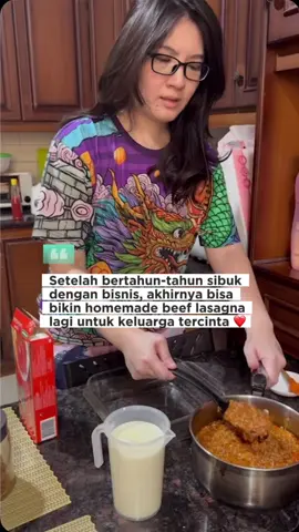 Setelah bertahun-tahun sibuk dengan bisnis, akhirnya bisa bikin homemade beef lasagna lagi untuk keluarga tercinta ❤️ Hari Minggu ini aku sengaja stop sejenak dari kesibukan kerja dan kembali ke dapur. Bikin masakan yang dulu sering aku buat, tapi sudah lama banget nggak sempat: homemade beef lasagna! 😍 Rasanya bahagia banget lihat keluarga menikmati hasil masakan sederhana ini. Aku jadi diingatkan bahwa kesibukan bukan alasan untuk melupakan momen kecil bersama orang-orang tercinta. Karena pada akhirnya, sukses itu bukan hanya soal pencapaian, tapi juga tentang kehangatan rumah dan tawa keluarga.  Siapa di sini yang juga kangen masak buat keluarga walaupun sibuk?  Coba comment masakan favorit keluarga kamu apa? 😍 . . #StoryEviCarolina #iburumahtangga #bisnisdarirumah #wanitamenginspirasi