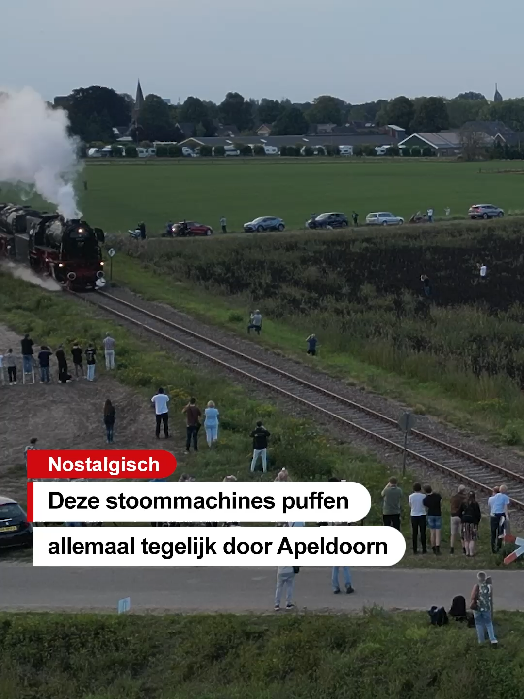 🚂 „Het worden er tien!” Jur Strijkers (19) kan zijn lol niet op, als hij merkt hoeveel stoomlocomotieven er zometeen voorbij zullen komen. En hij is niet de enige. De opwinding is voelbaar tussen Apeldoorn en Beekbergen. Wat er aan de hand is lees je via destentor.nl/tiktok #treinen #stoomtrein #apeldoorn #fyp #foryoupage