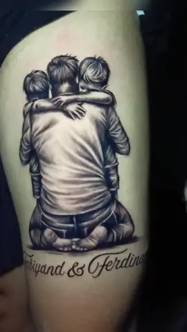 tatto ini di buat karna bentuk seorang ayah yg sangat menyayangi ke 2 anak kembar nya.  Open tatto lokasi malang kota wa.085707302538 #fyp #malang #malangtatto #blackngraytattoo #familytattoo 