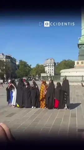 ACTION symbolique des APOSTATES de l’ISLAM qui RETIRENT LEUR VOILE islamique place de la Bastille, à Paris.  #paris #islam #france #actualite 