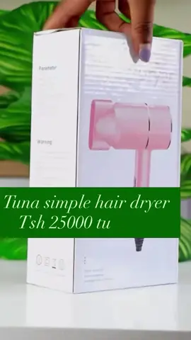 📌 Umuhimu wa Simple Hair Dryer 💨 Kukausha nywele haraka bila kupoteza muda. ✨ Husaidia kupunguza baridi au unyevunyevu baada ya kuosha nywele. 💆🏽‍♀️ Huandaa nywele kabla ya kunyoosha au kutengeneza mtindo. 🌟 Inasaidia nywele ziwe soft na manageable. 🔥 Kwa kutumia settings sahihi, huweka nywele salama dhidi ya joto kali.