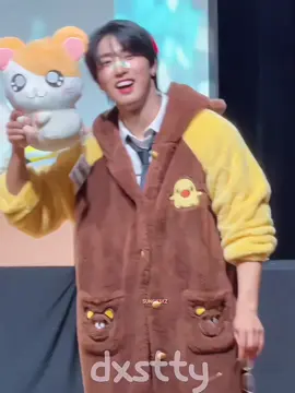 I love him  #han #hanjisung #straykids (video: Dxstty on X)