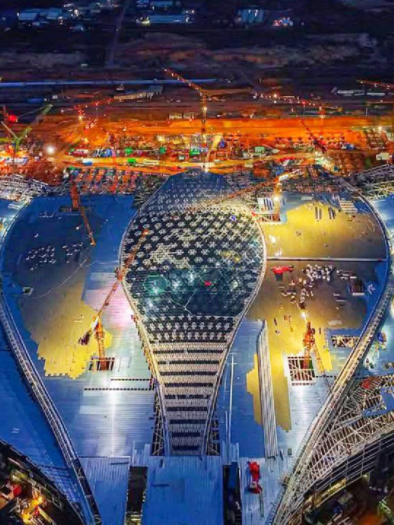 Đồng Nai: Phó Thủ tướng yêu cầu vận hành sân bay Long Thành theo tiêu chuẩn quốc tế 5 sao Ngày 7/9, Phó Thủ tướng Trần Hồng Hà cùng đoàn công tác Chính phủ đã trực tiếp kiểm tra công trường và làm việc với các đơn vị liên quan về tiến độ dự án Cảng hàng không quốc tế (sân bay) Long Thành giai đoạn 1. “Sân bay Long Thành là sân bay trung chuyển quốc tế đạt tiêu chuẩn 5 sao thì đội ngũ quản lý, vận hành không thể chỉ đạt tiêu chuẩn 1 sao mà cũng phải đạt tiêu chuẩn 5 sao”, Phó Thủ tướng nhấn mạnh. Phó Thủ tướng cũng lưu ý Đồng Nai sớm xây dựng hệ sinh thái dịch vụ đa dạng, chất lượng cao để phục vụ hành khách; đồng thời cần kịp thời khen thưởng các tập thể, cá nhân có đóng góp, tạo động lực cho hàng vạn kỹ sư, công nhân trên công trường hoàn thành dự án đúng mục tiêu. Phóng viên thực hiện:  Hoàng Anh Theo nguồn Báo VietNamNet Chuyển đổi số: Tin tức Đồng Nai 24h #tintucdongnai24h #tintuc24h #Xuhuong #TinTuc #FYP #dansinh #theanh28 #theanh28news #dongnai60 #sanbaylongthanh #longthanh #sanbaylongthanhdongnai #tphcm #canghangkhongquoctelongthanh #binhphuoc