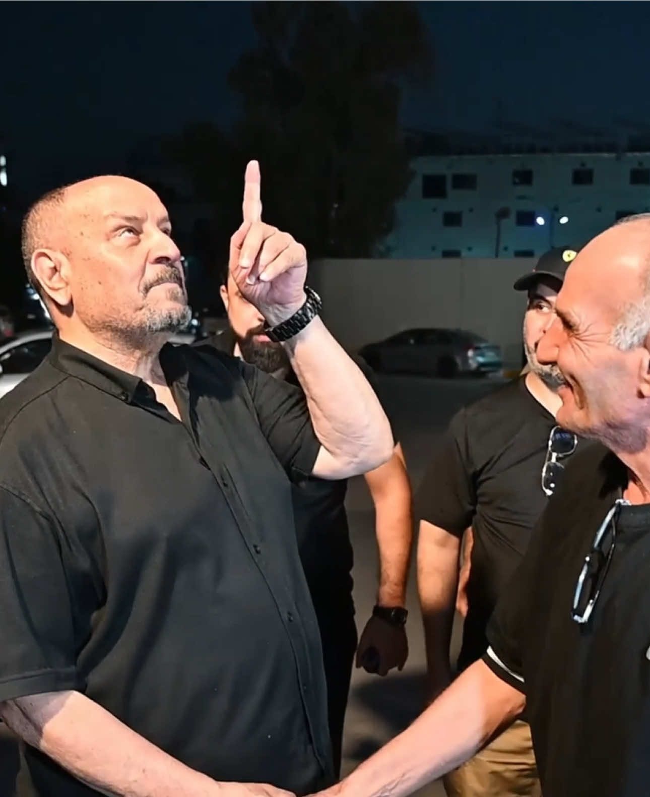 في بيوت أذن الله أن ترفع ويذكر فيها اسمه يسبح له فيها بالغدو والآصال رجال لا تلهيهم تجارة ولا بيع عن ذكر الله ) وفقنا الله لإيقاف هدم بيت من بيوت الله  وتحويله الى مشروع تجاري... رصيدنا في الاخرة أسمى واعظم من غرور الدنيا.. شكرا لمعالي دولة رئيس الوزراء المحترم... أهلنا في اليرموك لاتنسونا في صلواتكم ودعائكم #اخوكم_حكيم #أبن_العراق 